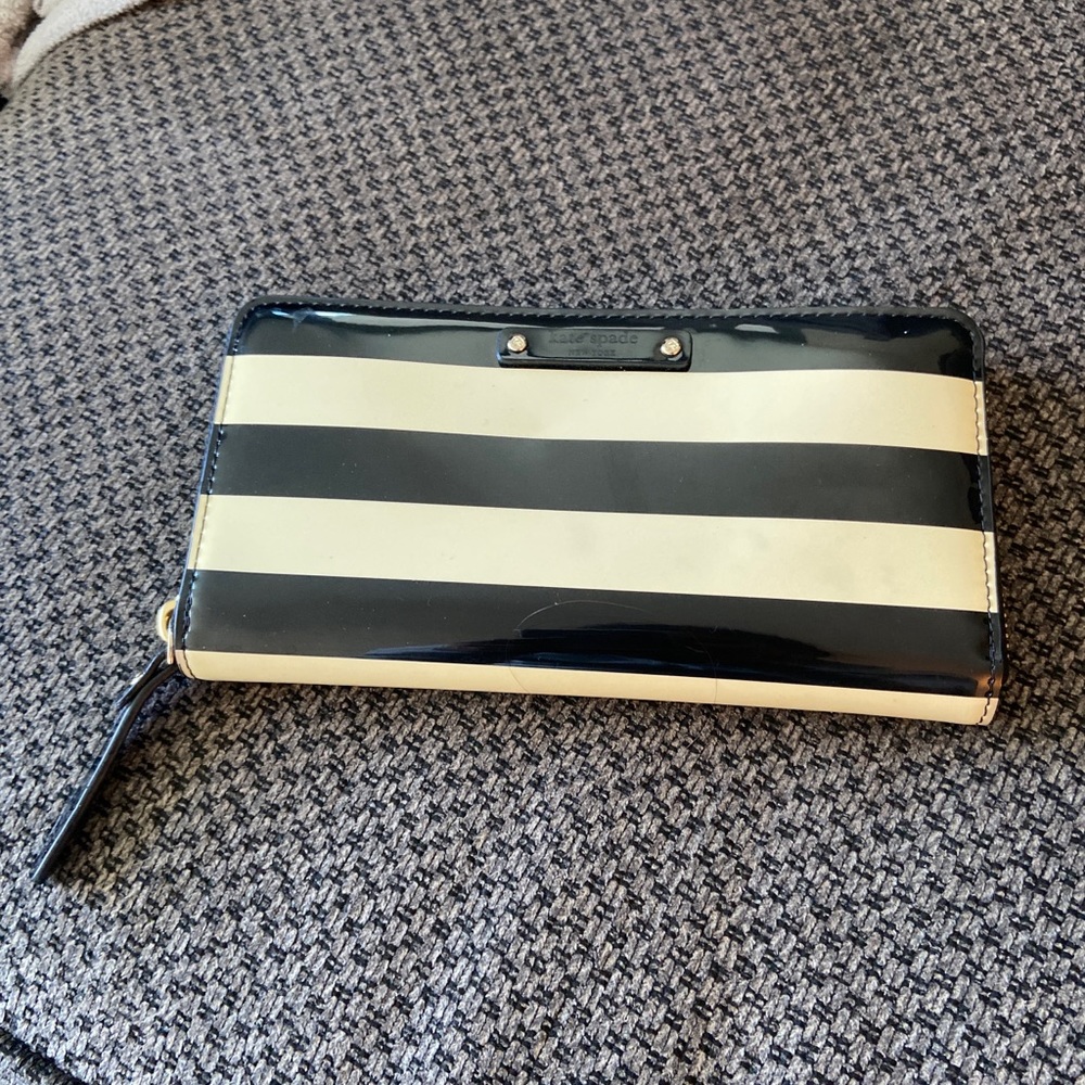Kate spade medium sized wallet, patent leather
